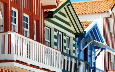 Domki w kolorowe pasy w Costa Nova koło Aveiro