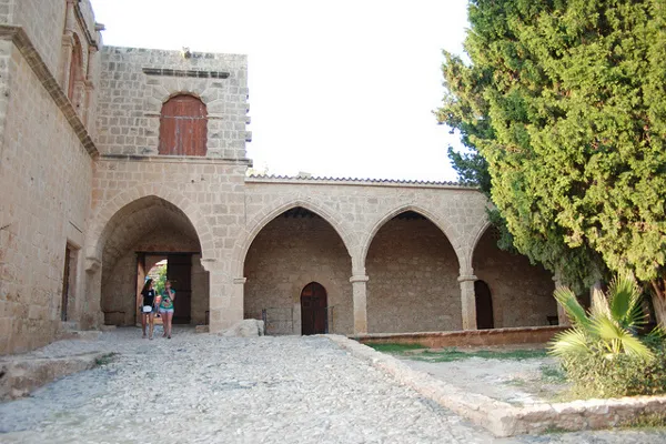 Kamienny dziedziniec klasztoru Ayia Napa z arkadowymi krużgankami