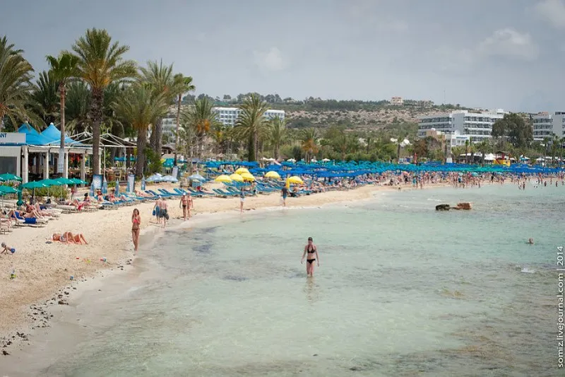 Piaszczysta plaża w Ayia Napa z turkusową wodą