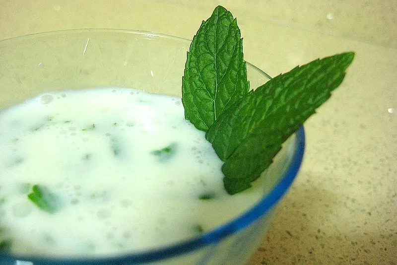 Domowy ayran z dodatkiem świeżej mięty