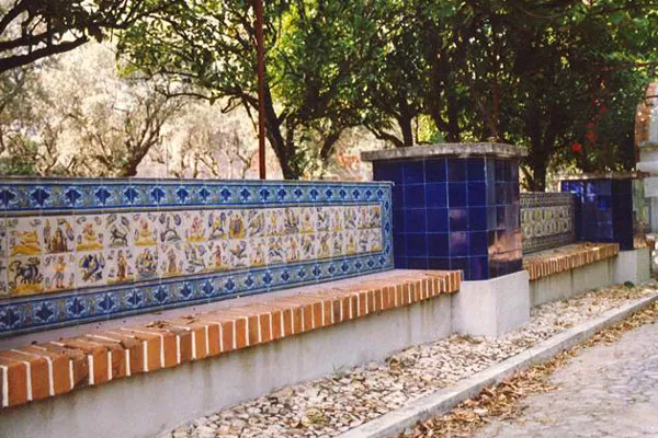 Kolorowe płytki ceramiczne azulejos to charakterystyczny element portugalskich ulic