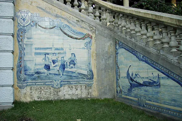 Ta wielobarwna ceramiczna dekoracja posiada mauretański rodowód