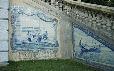 Fasada wyłożona kolorowymi płytkami azulejos w Aveiro