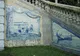 Fasada wyłożona kolorowymi płytkami azulejos w Aveiro