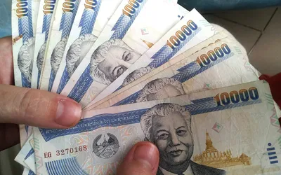 Banknoty tajskich bahtów o różnych nominałach