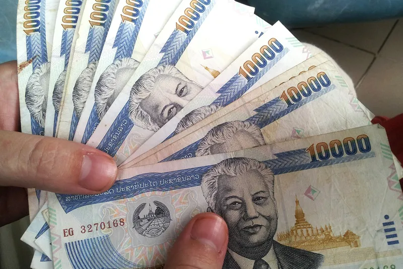 Banknoty tajskich bahtów o różnych nominałach