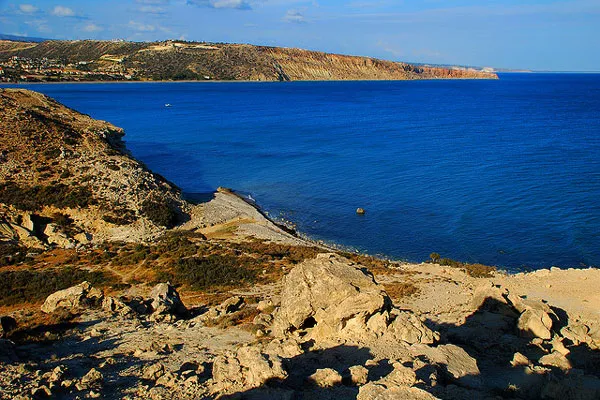 Zatoka Pisuri (Pissouri Bay) z klifami nad morzem