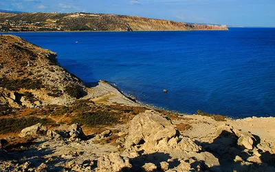 Zatoka Pisuri (Pissouri Bay) z klifami nad morzem