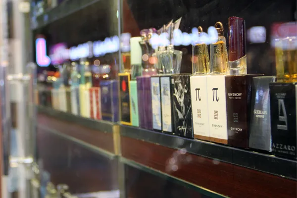 Perfumy kupić można zarówno na targu jak i w sklepach
