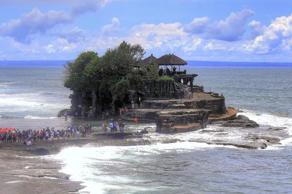 Świątynia Tanah Lot na skale u wybrzeża Bali