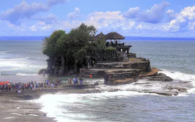 Świątynia Tanah Lot na skale u wybrzeża Bali