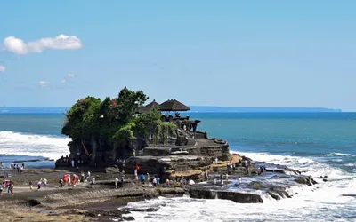 Świątynia Tanah Lot na skale u wybrzeża Bali