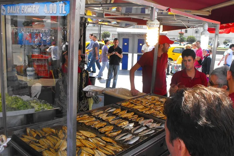 Balık ekmek, czyli grillowana ryba w chlebie z pomidorami i cebulą