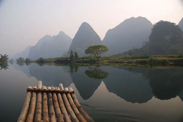 Widok z bambusowej tratwy na rzece Li koło Yangshuo