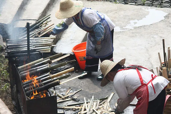 Bamboo rice, czyli ryżowa masa w bambusowej tubie