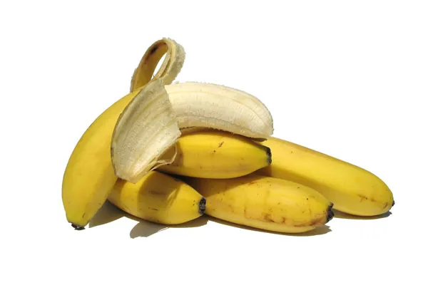 Kilka dojrzałych bananów, jeden częściowo obrany