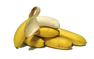 Kilka dojrzałych bananów, jeden częściowo obrany