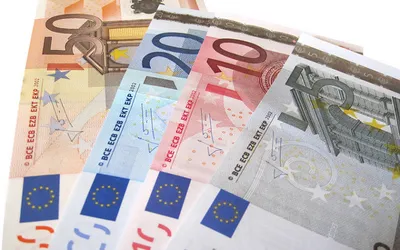 Banknoty 50, 20, 10 i 5 euro rozłożone wachlarzem