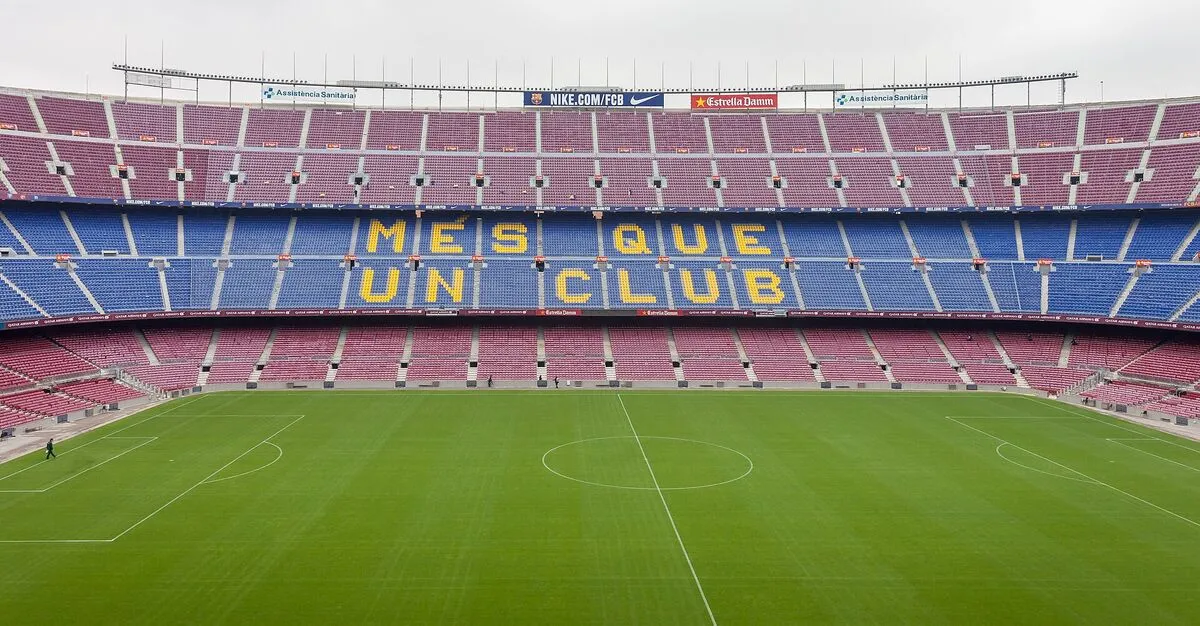 Trybuny stadionu Camp Nou z napisem „Més que un club”