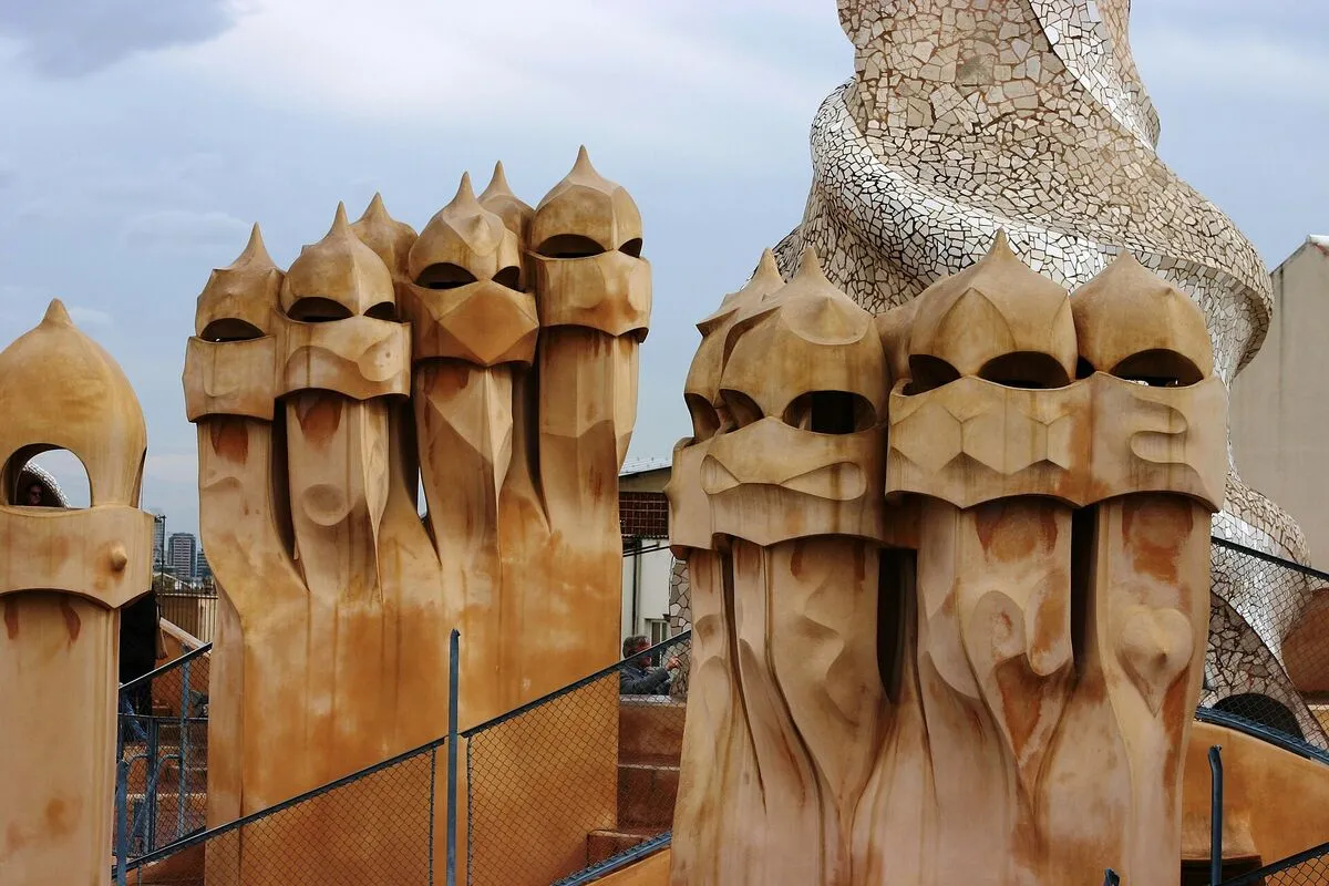 Rzeźbiarskie kominy na dachu Casa Milà, jeden obłożony białą mozaiką
