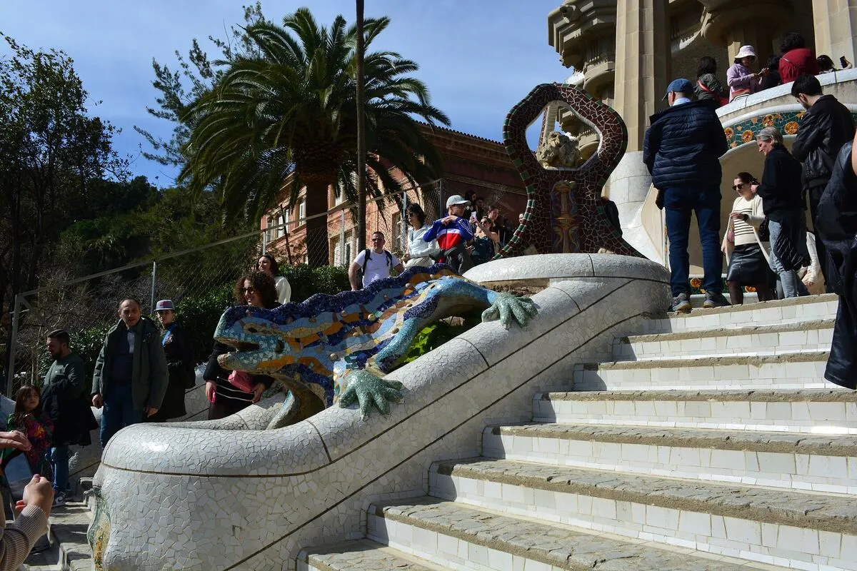 Mozaikowy jaszczur Gaudiego na schodach Parku Güell