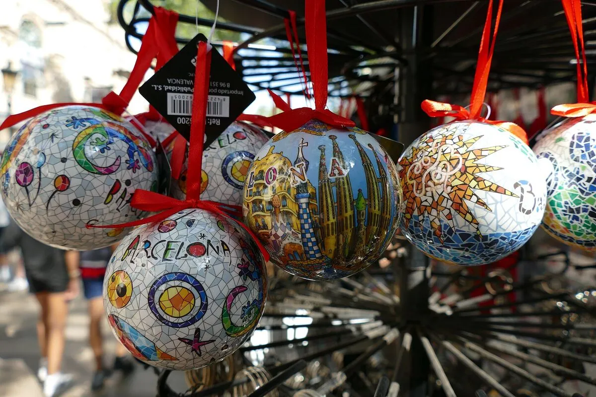Bombki z barcelońskimi motywami wiszące w sklepie z pamiątkami na La Rambli