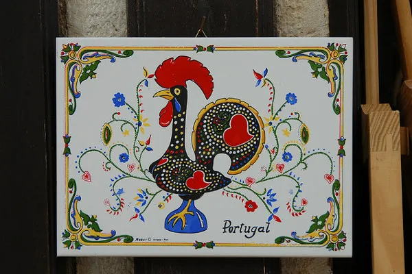 Ceramiczny kafel z malowanym kogutem z Barcelos i napisem Portugal
