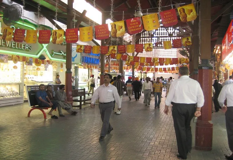 Kolorowy, tętniący życiem dubajski bazar