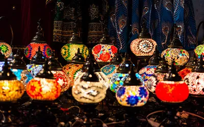 Kolorowe mozaikowe lampy na stoisku dubajskiego suku