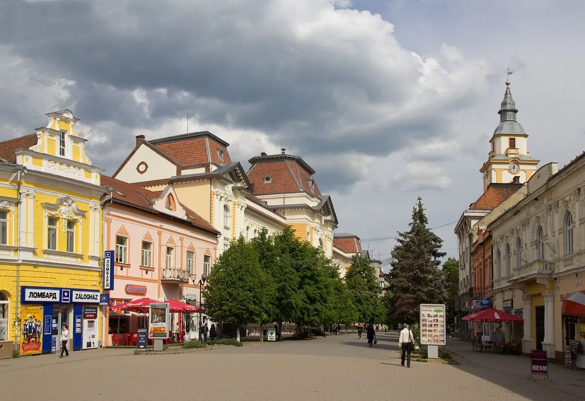 Plac Kossutha w centrum Berehowa z kolorowymi kamienicami