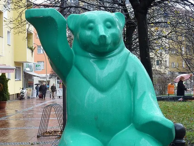 Jeden ze słynnych berlińskich misiów – symbol miasta – w strugach deszczu