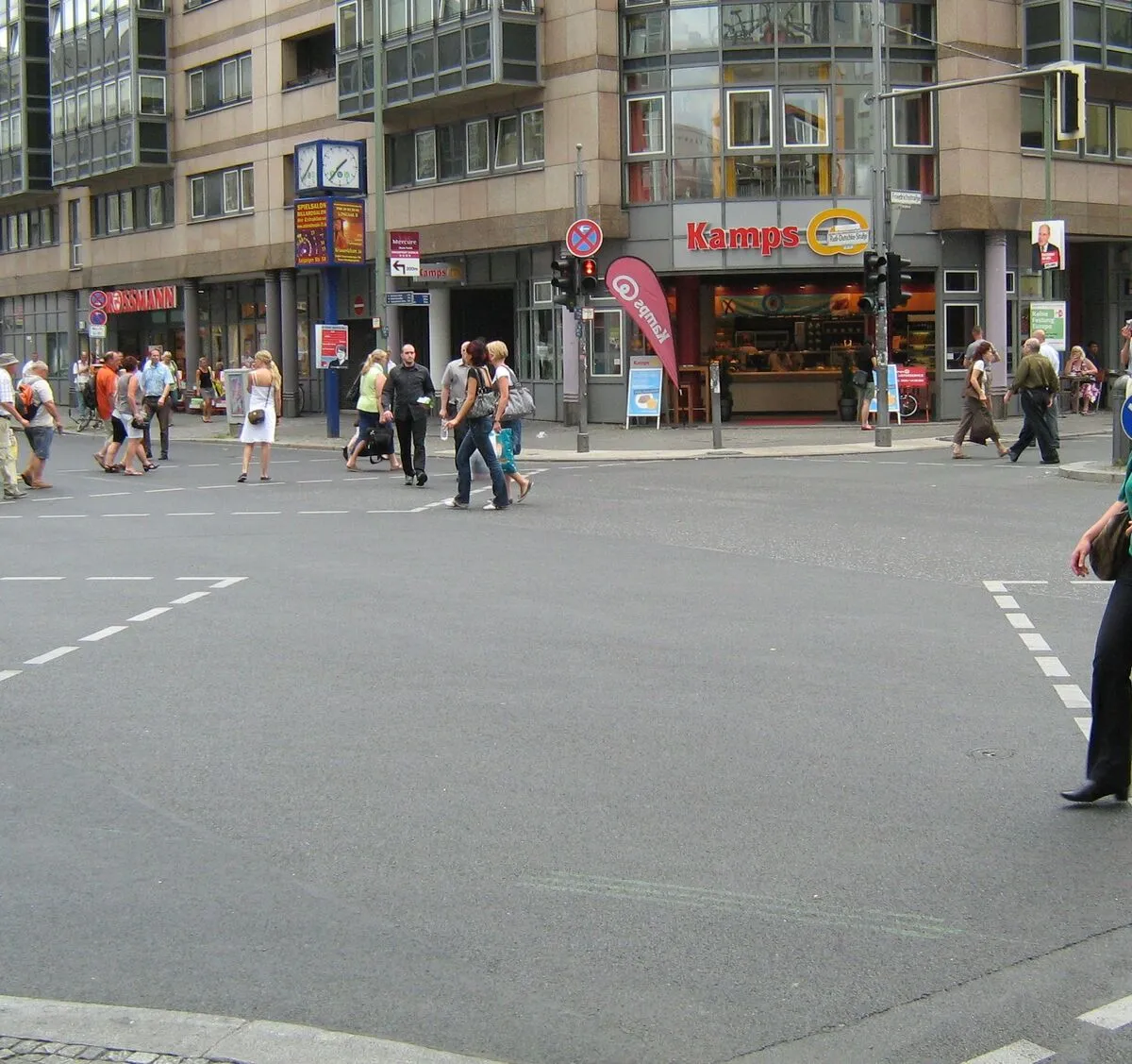 Skrzyżowanie z sygnalizacją świetlną w centrum Berlina