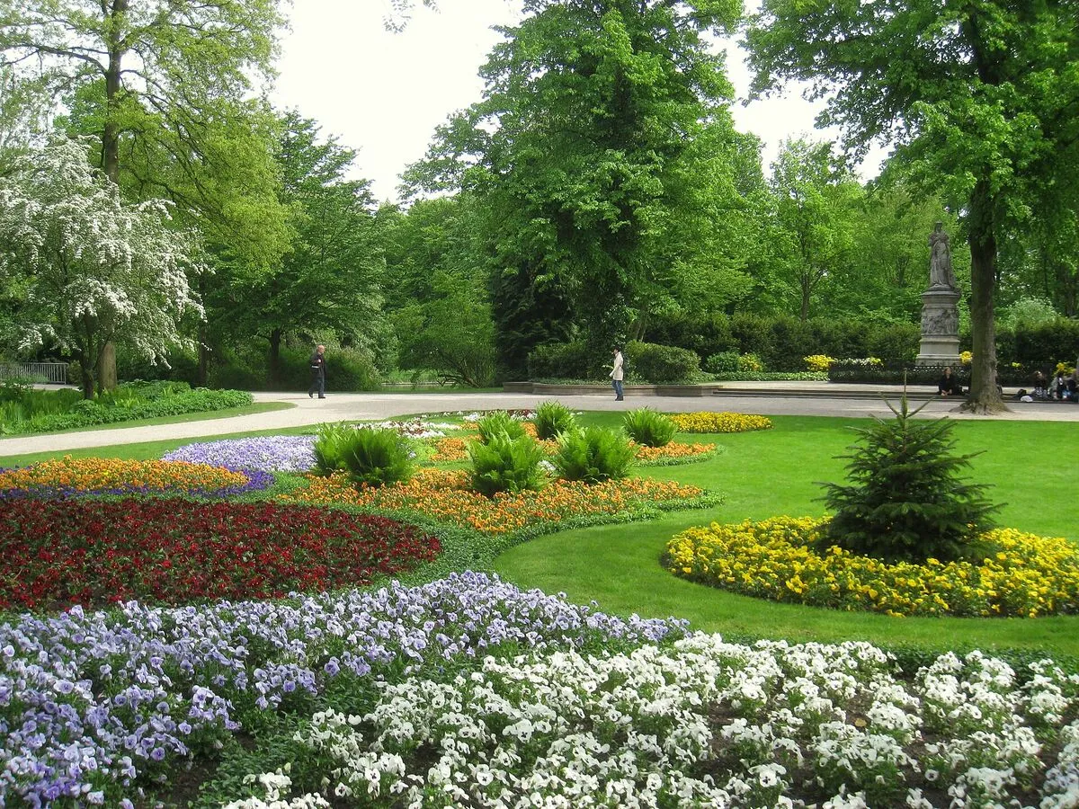 Kwietniki i drzewa w berlińskim parku Tiergarten