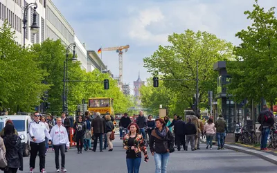 Spacerowicze na bulwarze Unter den Linden w Berlinie