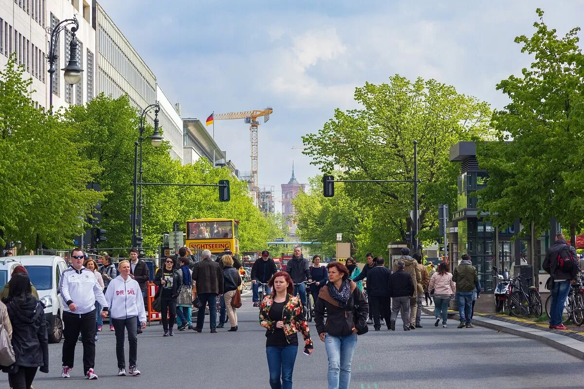 Spacerowicze na bulwarze Unter den Linden w Berlinie