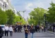 Spacerowicze na bulwarze Unter den Linden w Berlinie