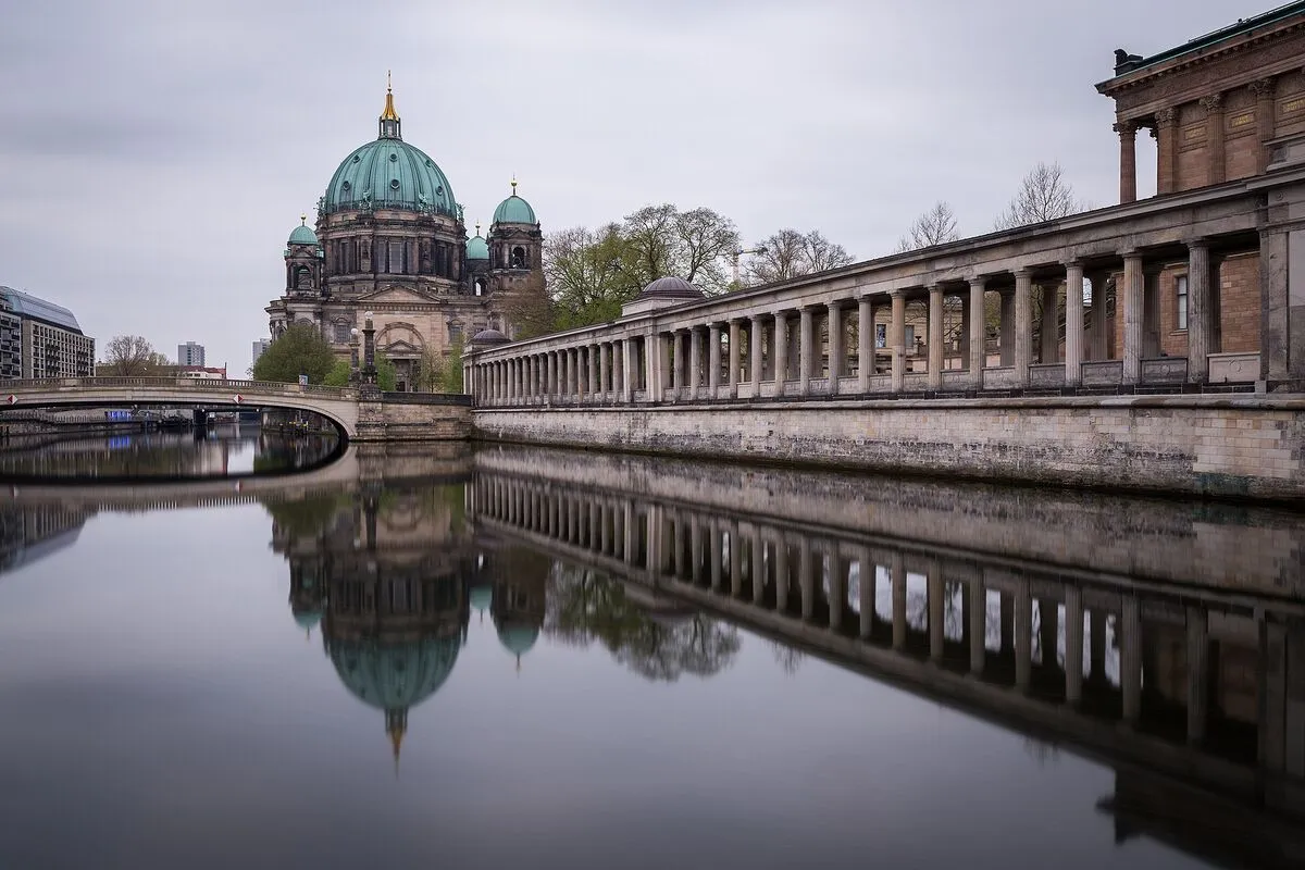 Berliner Dom odbijający się w Sprewie