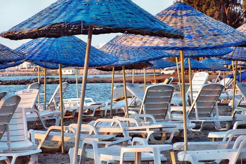 Parasole na piaszczystej plaży