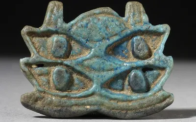 Niebieski fajansowy amulet z czterema stylizowanymi oczami Horusa