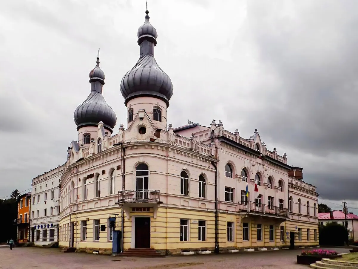 Dom Ludowy w Borszczowie – dwukopułowy budynek z wieżyczkami