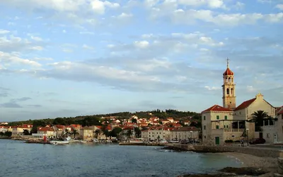 Miasteczko Sutivan na wyspie Brač z portem i kamiennymi domami