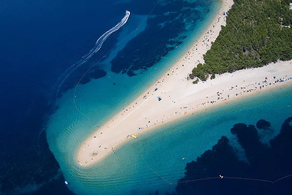 Plaża Zlatni Rat z lotu ptaka