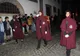 Uczestnicy wielkopiątkowej procesji w Bradze w bordowych pelerynach z kapturami idą brukowaną ulicą wśród widzów