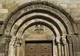 Romański portal z rzeźbionymi archiwoltami w katedrze Sé w Bradze