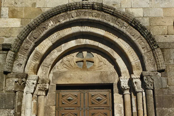 Romański portal z rzeźbionymi archiwoltami w katedrze Sé w Bradze