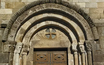 Romański portal z rzeźbionymi archiwoltami w katedrze Sé w Bradze