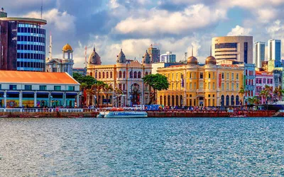 Kolorowe kamienice na nabrzeżu starego Recife w stanie Pernambuco