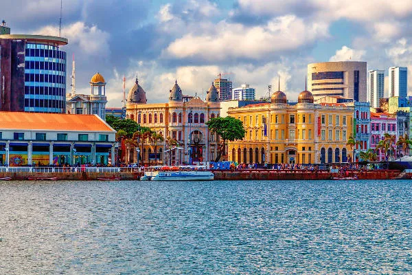 Kolorowe kamienice na nabrzeżu Recife w stanie Pernambuco