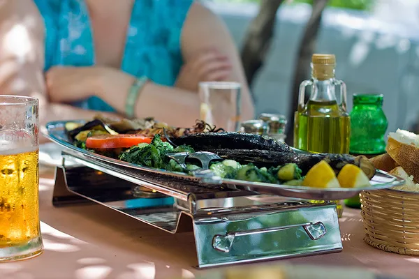 W miasteczku znajduje się wiele restauracji, w których zjemy wyśmienite potrawy kuchni chorwackiej