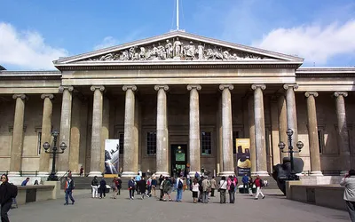 Kolumnada głównego wejścia do British Museum w Londynie